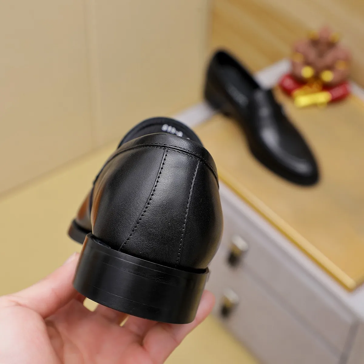 Men's Men's Shoes 💰420 💰[Louis Vuitton] LV high-end business formal leather shoes! ! Luxurious and elegant style, equal emphasis on practicality and style, professional focus on details and quality, counter original 1⃣️: 1⃣️ super accurate reproduction👍🏻! Material: The upper is made of imported original soft 🐂cowhide ➕imported first-layer sheepskin lining. Original anti-slip and wear-resistant outsole! Code number: 39--45, (38.46 custom-made) Large quantities in stock!